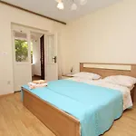 5724b * Stari Grad (Hvar)