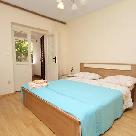 5724b * Stari Grad (Hvar)